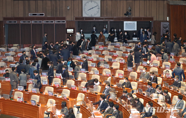 [서울=뉴시스] 최동준 기자 = 국민의힘 의원들이 13일 서울 여의도 국회 본회의장에서 박병석 국회의장의 국가정보원법 개정안에 대한 무제한토론(필리버스터)의 종료 여부에 대한 표결 선언에 모두 퇴장하고 있다. (공동취재사진) 2020.12.13. photo@newsis.com