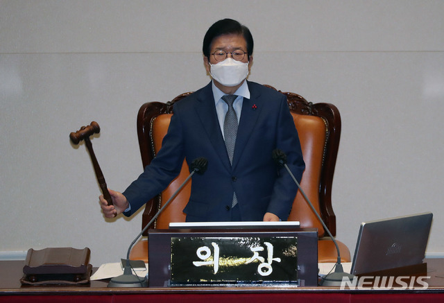 [서울=뉴시스] 최동준 기자 = 박병석 국회의장이 13일 오후 국회에서 열린 본회의에서 국정원법 개정안에 대한 무제한 토론(필리버스터) 종결 찬반 투표에서 찬성 180표로 토론 종결을 선언하며 의사봉을 두드리고 있다. (공동취재사진) 2020.12.13. photo@newsis.com