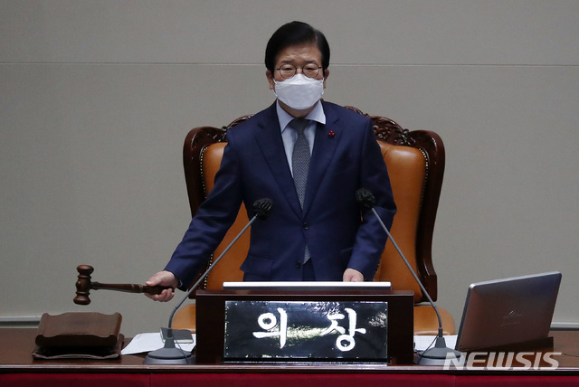 [서울=뉴시스] 최동준 기자 = 박병석 국회의장이 13일 오후 국회에서 열린 본회의에서 국정원법 개정안에 대한 무제한 토론(필리버스터) 종결 찬반 투표에서 찬성180표로 토론 종결을 선언하며 의사봉을 두드리고 있다. (공동취재사진) 2020.12.13. photo@newsis.com