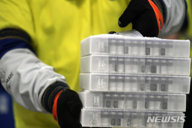 [포티지=AP/뉴시스] 13일(현지시간) 미국 미시간주 포티지에 있는 화이자 글로벌 공장에서 화이자·바이오엔테크가 공동 개발한 신종 코로나바이러스 감염증(코로나19) 백신이 옮겨지고 있다. 2020.12.14.&nbsp; 