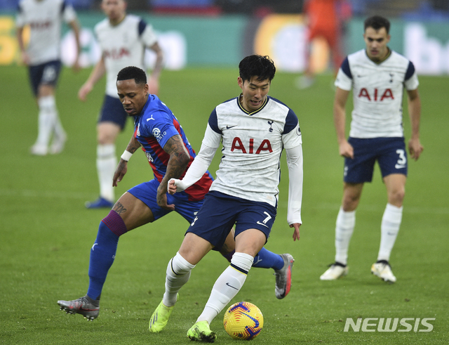 [런던=AP/뉴시스]토트넘 홋스퍼 손흥민이 13일(현지시간) 영국 런던의 셀허스트 파크에서 열린 2020-21 잉글리시 프리미어리그(EPL) 12라운드 크리스털 팰리스와의 경기에 선발 출전해 공을 다투고 있다. 손흥민은 전반 23분 해리 케인의 선제골에 리그 4호 도움을 기록했으며 토트넘은 후반 실점하며 1-1 무승부를 기록했다. 2020.12.14. 