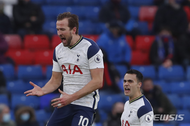 [런던=AP/뉴시스]토트넘 홋스퍼 해리 케인이 13일(현지시간) 영국 런던의 셀허스트 파크에서 열린 2020-21 잉글리시 프리미어리그(EPL) 12라운드 크리스털 팰리스와의 경기 전반 손흥민의 도움으로 선제골을 넣고 환호하고 있다. 손흥민은 전반 23분 해리 케인의 선제골에 리그 4호 도움을 기록했으며 토트넘은 후반 실점해 1-1 무승부를 기록했다. 2020.12.14. 