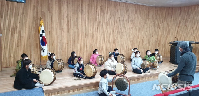 [통영=뉴시스] 경남 통영시의 제석초등학교(교장 이종국)가 지난해 12월 교육부 주관의 '2020.학교예술교육 우수학교 공모전'에서 전국 최우수학교로 선정됐다. 사진은 1-2학년 학생들의 사물놀이 모습이다. 2021.04.29. photo@newsis.com