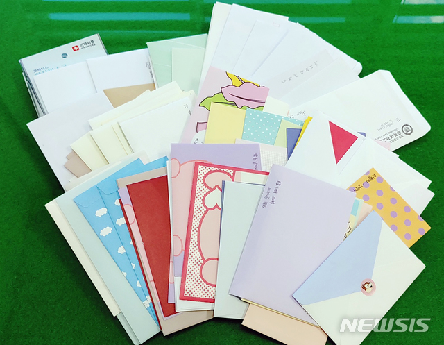 [청주=뉴시스] 인진연 기자 = 충북여자고등학교의 1·3세대 통합 프로그램 '마음 잇는 편지' 모습. (사진 = 충북교육청 제공) 2020.12.14 photo@newsis.com