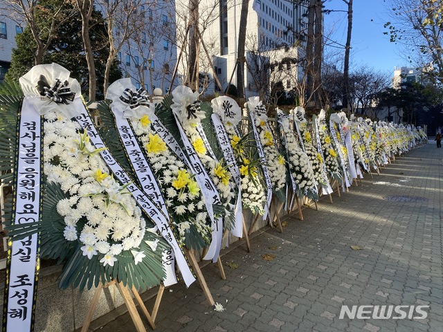 [서울=뉴시스] 이기상 기자 = 14일 오전 서울 양천구에서 학대를 당하다 사망한 것으로 알려진 16개월 여아와 관련해 입양모에게 살인죄를 적용해달라는 요청과 숨진 아이에 대한 추모 글귀가 적힌 화환 50여 개가 서울남부지검 앞에 늘어서 있다. 2020.12.14. wakeup@newsis.com 