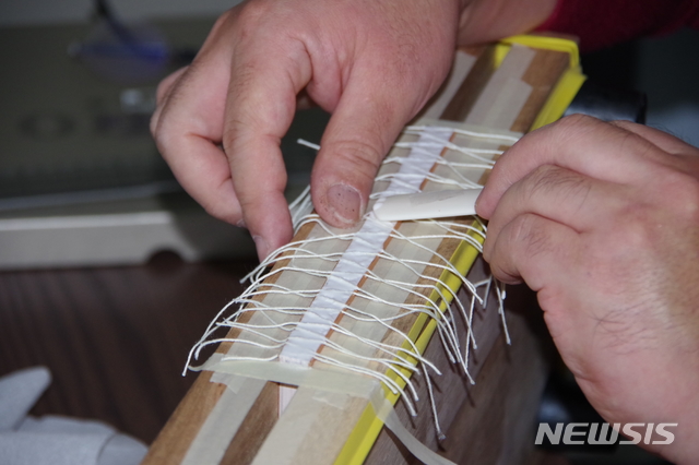 제본 복원 작업(바인딩)현장.(사진 민주화운동기념사업회 제공).