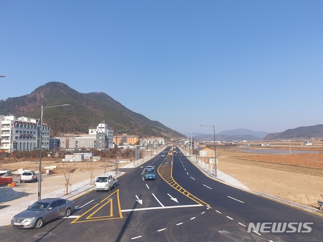 [창원=뉴시스] 강경국 기자 = 경남 창원시 의창구 북면 마금산온천 관광지구를 우회하는 도로가 4차로로 14일 확장 개통했다. (사진=창원시청 제공). 2020.12.14.photo@newsis.com