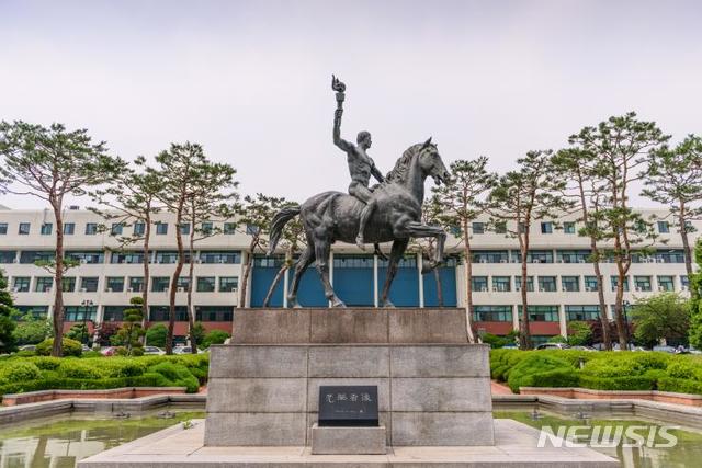 [수원=뉴시스] 아주대학교 상징물 선구자상. 2020.12.14. (사진=아주대학교 제공)