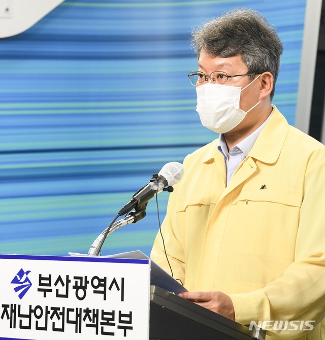  [부산=뉴시스] 변성완 부산시장 권한대행이 지난해 12월14일 사회적 거리두기 관련 기자 설명회를 하는 모습. (사진=뉴시스DB). photo@newsis.com