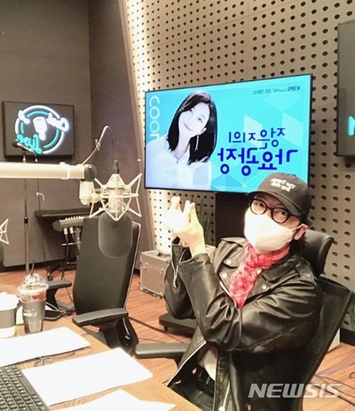 [서울=뉴시스] 가요광장 스페셜DJ 이동휘. (사진='정은지의 가요광장' 공식 인스타그램) 2020.12.14 photo@newsis.com