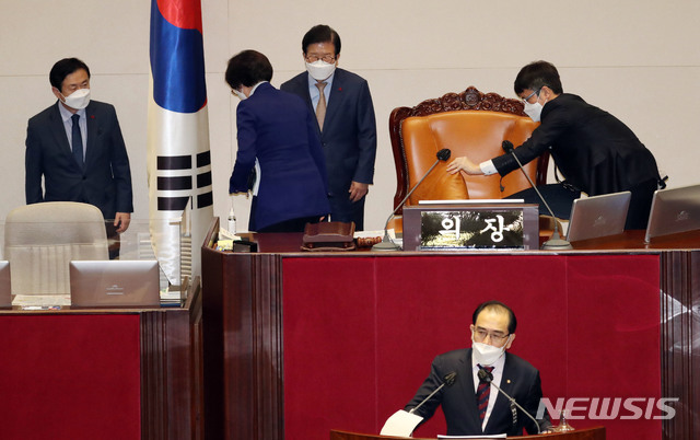 [서울=뉴시스] 최동준 기자 = 박병석 국회의장이 14일 오전 서울 여의도 국회 본회의에서 국민의힘 태영호 의원이 남북관계발전법 개정안에 대한 무제한 토론을 하는 도중 사회를 보던 김상희 국회부의장과 교대하고 있다. (공동취재사진) 2020.12.14. photo@newsis.com