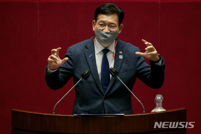 [서울=뉴시스] 김진아 기자 = 송영길 더불어민주당 의원이 14일 서울 여의도 국회에서 열린 본회의에서 남북관계발전에 관한 법률 일부개정안(대북전단금지법 개정안)과 관련해 무제한 토론(필리버스터)을 하고 있다. (공동취재사진) 2020.12.14. photo@newsis.com