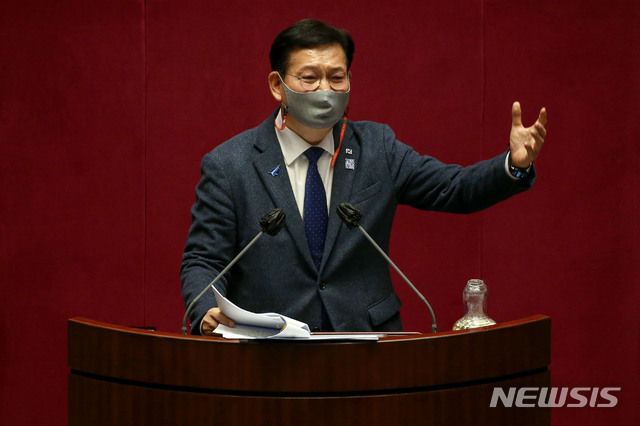 [서울=뉴시스] 김진아 기자 = 송영길 더불어민주당 의원이 14일 서울 여의도 국회에서 열린 본회의에서 남북관계발전에 관한 법률 일부개정안(대북전단금지법 개정안)과 관련해 무제한 토론(필리버스터)을 하고 있다. (공동취재사진) 2020.12.14. photo@newsis.com