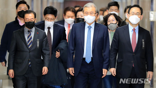 [서울=뉴시스] 김진아 기자 = 국민의힘 김종인 비상대책위원장과 주호영 원내대표 등이 14일 오전 서울 여의도 국회에서 열린 비상대책위원회의에 참석하고 있다. (공동취재사진) 2020.12.14. photo@newsis.com