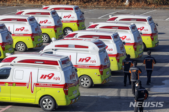 [서울=뉴시스] 119구급대 차량들이 코로나19 확진 환자와 의심환자 이송 업무에 투입되기 위해 지난해 12월14일 서울 송파구 잠실종합운동장으로 집결해 있다. (사진= 뉴시스 DB) photo@newsis.com