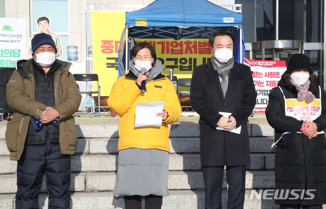 [서울=뉴시스] 전진환 기자 =  정의당 강은미 원내대표가 14일 오전 서울 여의도 국회 본청 앞 농성장에서 열린 대표단회의에서 발언하고 있다. 왼쪽부터 이상진 민주노총 부위원장, 강 원내대표, 김종철 대표,  고 김용균씨 모친 김미숙 김용균 재단이사장. 2020.12.14(공동취재사진) 2020.12.14. photo@newsis.com