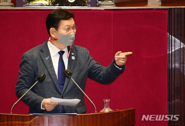 [서울=뉴시스] 김진아 기자 = 송영길 더불어민주당 의원이 14일 서울 여의도 국회에서 열린 본회의에서 남북관계발전에 관한 법률 일부개정안(대북전단금지법 개정안)과 관련해 무제한 토론(필리버스터)을 하고 있다. (공동취재사진) 2020.12.14. photo@newsis.com