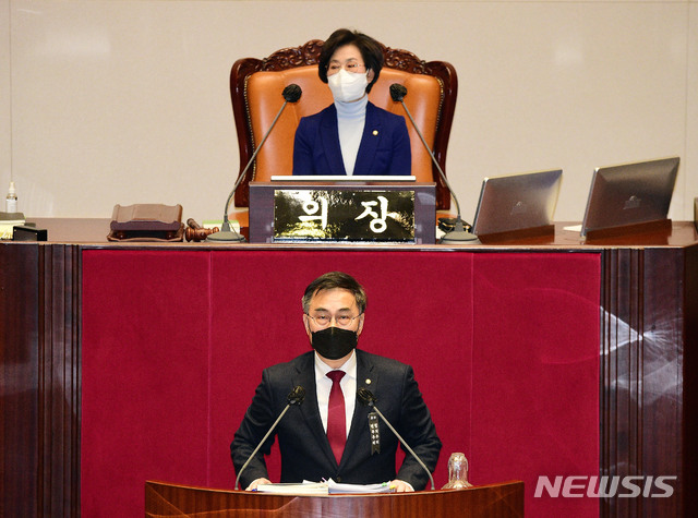 [서울=뉴시스] 김진아 기자 = 최형두 국민의힘 의원이 14일 서울 여의도 국회에서 열린 본회의에서 남북관계발전에 관한 법률 일부개정안(대북전단금지법 개정안)과 관련해 무제한 토론(필리버스터)을 하고 있다. (공동취재사진) 2020.12.14. photo@newsis.com