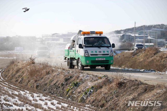 [김포=뉴시스] 김선웅 기자 = 지난 14일 경기 김포시 통진읍의 AI가 발생한 산란계 농가 인근에서 방역 작업이 진행되고 있다. 2020.12.14. mangusta@newsis.com