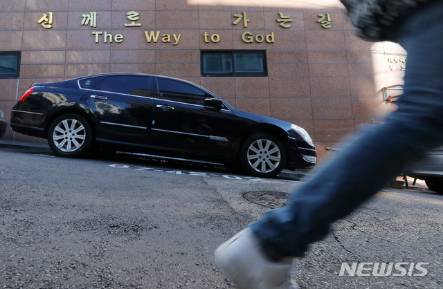 [서울=뉴시스]배훈식 기자 = 종교시설 신종 코로나바이러스 감염증(코로나19) 집단 감염이 이어진 14일 오후 서울 강서구의 코로나19 집단감염 발생 교회 앞을 한 시민이 지나가고 있다. 2020.12.14. dahora83@newsis.com