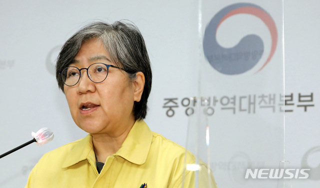 [청주=뉴시스]강종민 기자 = 정은경 질병관리청장(중앙방역대책본부장)이 지난 14일 오후 충북 청주 질병관리청에서 코로나19 중앙방역대책본부 브리핑을 하고 있다.   (공동취재사진) 2020.12.14.   photo@newsis.com