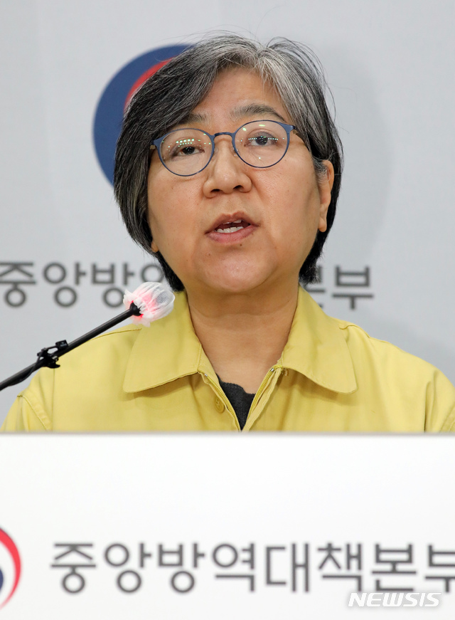 [청주=뉴시스]강종민 기자 = 정은경 질병관리청장(중앙방역대책본부장)이 14일 오후 충북 청주 질병관리청에서 코로나19 중앙방역대책본부 브리핑을 하고 있다.    정 청장은 이달 초 낙상으로 인한 어깨 골절 부상으로 입원 치료한 뒤 약 2주만에 브리핑 단상에 섰다. (공동취재사진) 2020.12.14.   photo@newsis.com