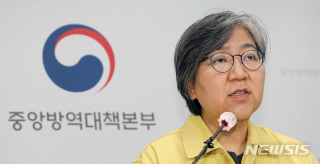 [청주=뉴시스]강종민 기자 = 정은경 질병관리청장(중앙방역대책본부장)이 14일 오후 충북 청주 질병관리청에서 코로나19 중앙방역대책본부 브리핑을 하고 있다.&nbsp; 정 청장은 이달 초 낙상으로 인한 어깨 골절 부상으로 입원 치료한 뒤 약 2주만에 브리핑 단상에 섰다. (공동취재사진) 2020.12.14.&nbsp; photo@newsis.com