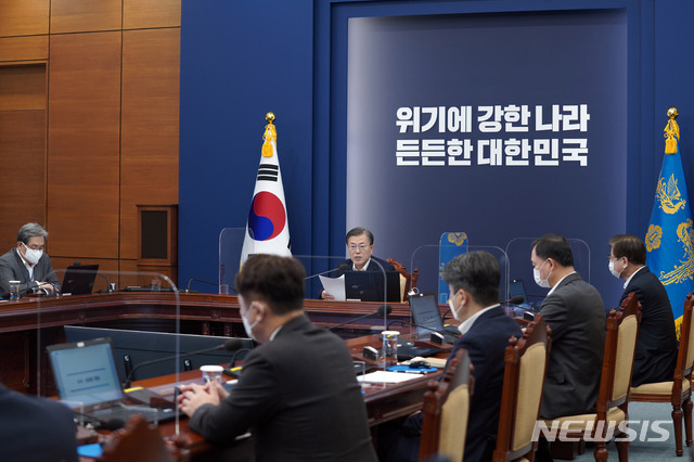 [서울=뉴시스]박영태 기자 = 문재인 대통령이 14일 오후 청와대 여민관에서 열린 수석·보좌관회의를 주재하고 있다. 2020.12.14. since1999@newsis.com