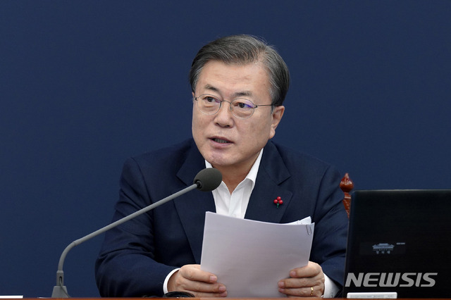 [서울=뉴시스]박영태 기자 = 문재인 대통령이 14일 오후 청와대 여민관에서 열린 수석·보좌관회의를 주재하고 있다. 2020.12.14. since1999@newsis.com