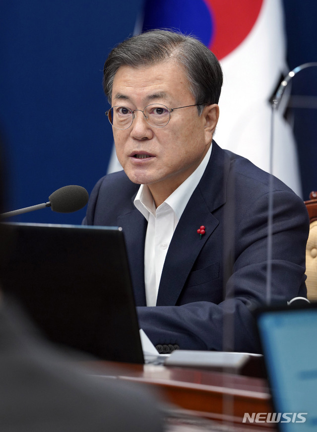 [서울=뉴시스]박영태 기자 = 문재인 대통령이 14일 오후 청와대 여민관에서 열린 수석·보좌관회의를 주재하고 있다. 2020.12.14. since1999@newsis.com