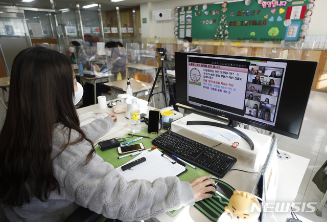 [서울=뉴시스] 고승민 기자 = 신종 코로나바이러스 감염증(코로나19) 확산 여파로 서울지역 유, 초, 특수학교의 전면 원격수업 전환을 하루 앞둔 14일 서울 화랑초등학교에서 학생과 선생님들이 올해 마지막 대면(원격 병행) 수업을 하고 있다. 2020.12.14. kkssmm99@newsis.com