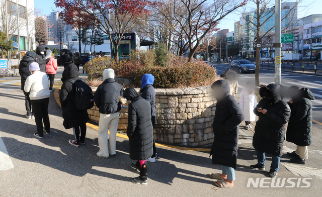 [서울=뉴시스]배훈식 기자 = 신종 코로나바이러스 감염증(코로나19) 확산세가 이어진 14일 오후 서울 강서구보건소 선별진료소를 찾은 시민들이 검사를 기다리고 있다. 2020.12.14. dahora83@newsis.com