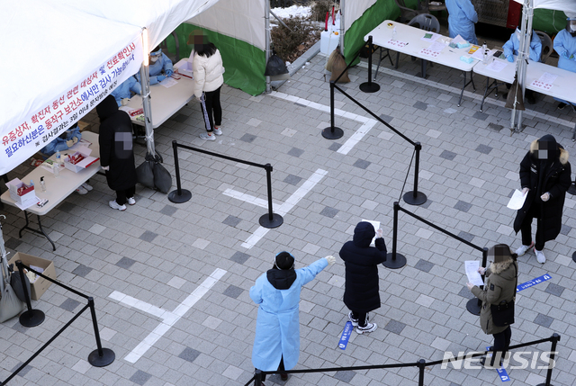 [서울=뉴시스]최진석 기자 = 신종 코로나바이러스 감염증(코로나19) '3차 대유행'으로 150개의 임시 선별진료소 설치로 선제적인 진단검사가 시작된 14일 오후 서울 동작구 흑석체육센터 주차장에 마련된 동작구청 임시 선별진료소에서 시민이 코로나19 검사를 위해 줄지어 대기하고 있다. 임시 선별진료소에선 원하는 시민 누구나 증상유무와 관계없이 검사를 받을 수 있다. 20202.12.14. myjs@newsis.com