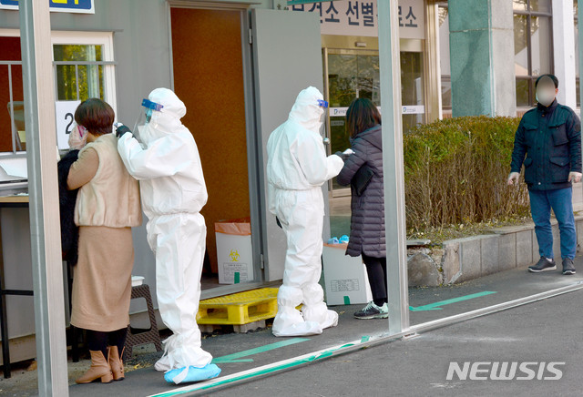 [광주=뉴시스] 김혜인 기자 = 14일 오후 광주 남구 백운동 남구 선별검사소에 시민들이 신종 코로나바이러스 감염증(코로나19)검사를 하고 있다. 2020.12.14.hyein0342@newsis.com.