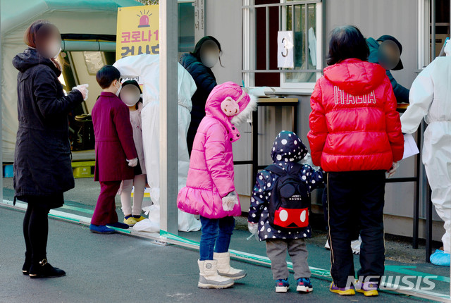 [광주=뉴시스] 김혜인 기자 = 14일 오후 광주 남구 백운동 남구 선별진료소에서 시민들이 코로나19 검사를 받고 있다. 2020.12.14. hyein0342@newsis.com