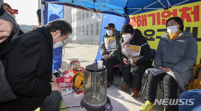 [서울=뉴시스] 전진환 기자 = 이낙연 더불어민주당 대표가 14일 오후 서울 여의도 국회 본청 앞에 설치된 중대재해기업처벌법 제정 촉구 단식농성장을 방문하여 고(故) 이한빛 PD 부친 이용관씨, 고(故) 김용균씨 모친 김미숙 김용균재단 이사장, 강은미 정의당 원내대표와 대화를 나누고 있다. (공동취재사진) 2020.12.14. photo@newsis.com