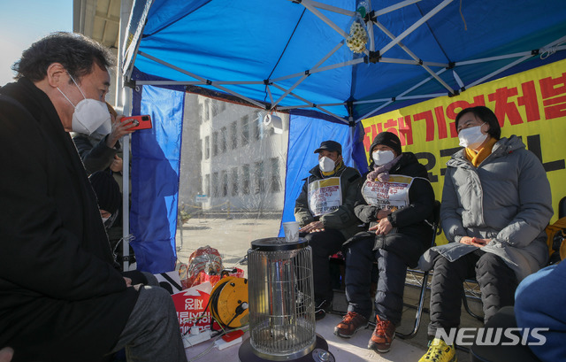 [서울=뉴시스] 전진환 기자 = 이낙연 더불어민주당 대표가 14일 오후 서울 여의도 국회 본청 앞에 설치된 중대재해기업처벌법 제정 촉구 단식농성장을 방문하여 고(故) 이한빛 PD 부친 이용관씨, 고(故) 김용균씨 모친 김미숙 김용균재단 이사장, 강은미 정의당 원내대표와 대화를 나누고 있다. (공동취재사진) 2020.12.14. photo@newsis.com