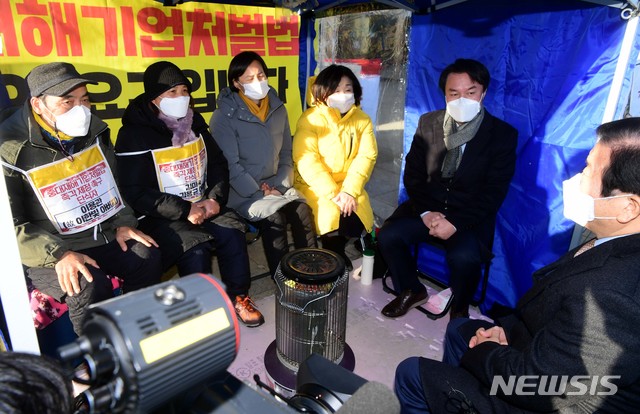 [서울=뉴시스] 전진환 기자 = 박병석 국회의장이 14일 국회 본청 앞 중대재해기업처벌법 제정 촉구 정의당 단식농성장에서 강은미 정의당 원내대표, 고 김용균씨 모친 김미숙 김용균재단 이사장, 고 이한빛 PD 부친 이용관 씨와 김종철 정의당 대표, 심상정 의원 등을 만나 대화하고 있다.  (공동취재사진) 2020.12.14. photo@newsis.com