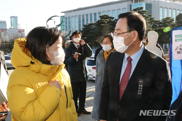 [서울=뉴시스] 전진환 기자 = 국민의힘 주호영 원내대표가 14일 국회 본관 앞에서 중대재해기업처벌법 제정을 촉구하며 단식 농성장을 방문한 뒤 정의당 심상정 의원과 대화하고 있다.  (공동취재사진) 2020.12.14. photo@newsis.com