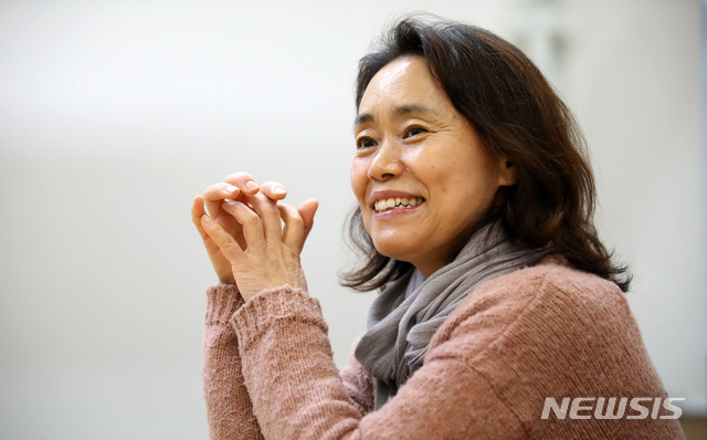 [서울=뉴시스]김선웅 기자 = 뮤지컬 '베르나르다 알바'에 출연하는 배우 강애심이 9일 서울 종로구 대학로 한국뮤지컬협회에서 뉴시스와의 인터뷰를 하고 있다. 2020.12.15. mangusta@newsis.com