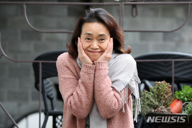 [서울=뉴시스]김선웅 기자 = 뮤지컬 '베르나르다 알바'에 출연하는 배우 강애심이 9일 서울 종로구 대학로 한국뮤지컬협회에서 뉴시스와의 인터뷰를 앞두고 포즈를 취하고 있다. 2020.12.15. mangusta@newsis.com