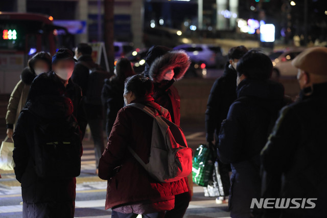 [서울=뉴시스] 박민석 기자 = 서울 지역 최저기온이 -10도까지 떨어진 14일 서울 용산구 서울역 버스환승센터에서 두꺼운 옷차림의 시민들이 퇴근길 발걸음을 옮기고 있다. 2020.12.14. mspark@newsis.com