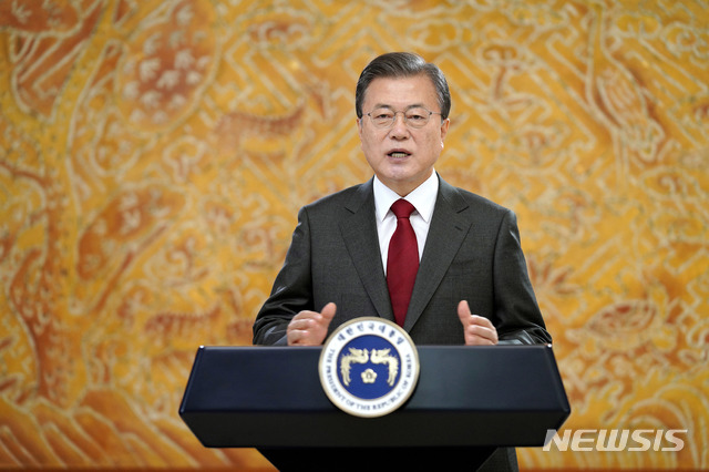 [서울=뉴시스] 문재인 대통령이 14일 열린 ‘경제협력개발기구(OECD) 설립 협약 서명 60주년 기념식’ 축사를 영상으로 전하고 있다. (사진=청와대 제공) 2020.12.14. photo@newsis.com