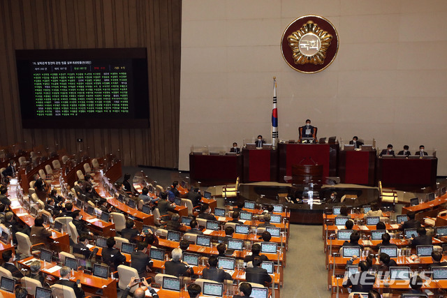 [서울=뉴시스] 전진환 기자 = 14일 서울 여의도 국회에서 열린 본회의에서 남북관계발전에 관한 법률 일부개정안(대북전단금지법 개정안)이 재석187인 찬성187인으로 통과되고 있다.   (공동취재사진) 2020.12.14. photo@newsis.com