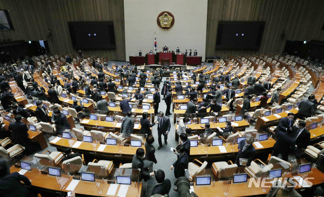 [서울=뉴시스] 전진환 기자 = 14일 서울 여의도 국회에서 열린 본회의가 산회 후 의원들이 본회의장을 나서고 있다.  (공동취재사진) 2020.12.14. photo@newsis.com