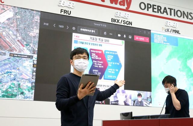 [서울=뉴시스] 티웨이항공이 김포공항 안전훈련센터 내 운항통제실에서 겨울 폭설 상황에 대비한 현장 대응 훈련을 진행했다. 사진 티웨이항공