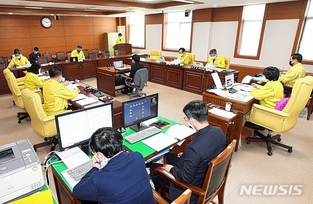 [울산=뉴시스] 구미현 기자 = 울산시의회 행정자치위원회는 14일 상임위를 열고 김시현 의원이 대표발의한 '울산시 민주시민교육조례' 등을 심사했다. (사진=울산시의회 제공) 2020.12.15.photo@newsis.com