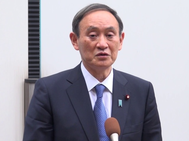 [서울=뉴시스]스가 요시히데 일본 총리가 지난 14일 도쿄 신주쿠구에 위치한 국립국제의료연구센터를 시찰한 후 기자들에게 발언하고 있다. 사진은 총리 관저 트위터 공식 계정(@kantei) 갈무리. 2020.12.15. 