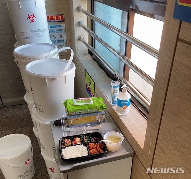 [울산=뉴시스] 박수지 기자 = 코호트격리된 울산양지요양병원의 의료진들이 폐기물통이 있는 비상계단에서 도시락을 먹고있는 모습. 2020.12.15.(사진=파견 의료진 A씨 제공) photo@newsis.com.