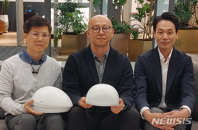 [서울=뉴시스] 사진은 왼쪽부터 LG전자 홈뷰티개발팀 김정욱 책임연구원, 홈뷰티상품기획팀 이충걸 선임, 뷰티메디컬태스크 홍성호 책임연구원 (제공=LG전자)
